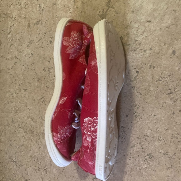 Casual Red Floral Women's Sneakers - Picture 3 of 3